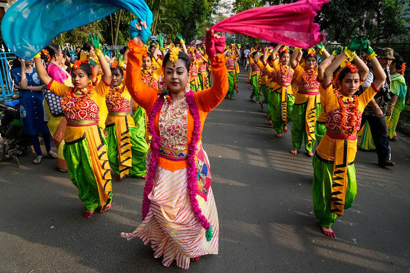 Những người phụ nữ nhảy múa trong đám rước mừng lễ Holi ở Kolkata. Ở nhiều vùng của Ấn Độ, người ta đốt những đống lửa lớn vào đêm trước lễ Holi để kỷ niệm chiến thắng của cái thiện trước cái ác. Những người phụ nữ nhảy múa trong đám rước mừng lễ Holi ở Kolkata. Ở nhiều vùng của Ấn Độ, người ta đốt những đống lửa lớn vào đêm trước lễ Holi để kỷ niệm chiến thắng của cái thiện trước cái ác.