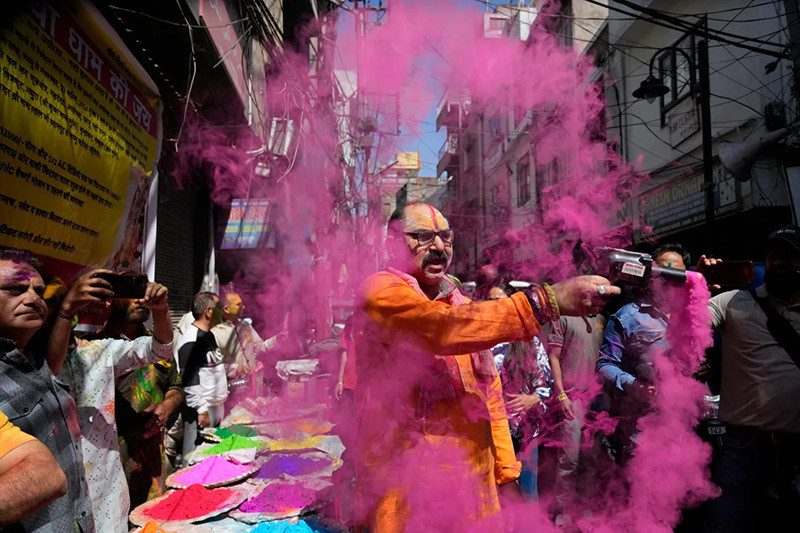 Một người phun bột màu khi mọi người mừng lễ Holi ở Jammu, phía bắc Ấn Độ. Một người phun bột màu khi mọi người mừng lễ Holi ở Jammu, phía bắc Ấn Độ.