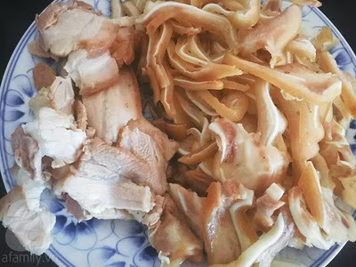 Sau khi luộc chín, vớt ra để nguội, đem thái thật mỏng.