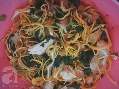 Vớt hoa chuối ra, để ráo nước. Cho nộm hoa chuối vào tô lớn, cho tai heo, thịt, rau vào. Sau đó rưới phần nước xốt lên và trộn đều. Cuối cùng cho rau thơm và đậu phộng rang trộn lên là được.