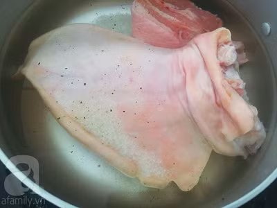 Tai heo, thịt ba chỉ rửa sạch, cho vào nồi thêm chút gia vị luộc chin.