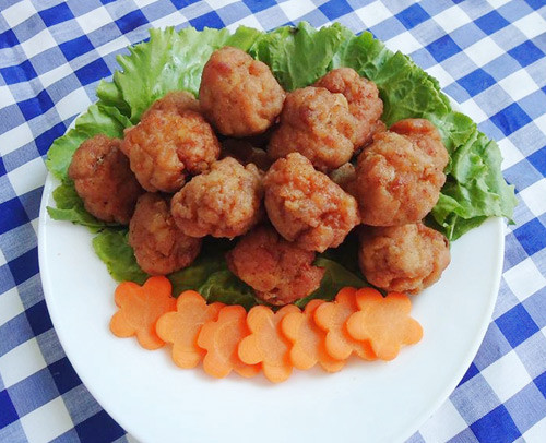 Chả tôm viên chiên rất ngon mà chế biến đơn giản.

