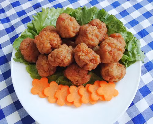 Chả tôm viên chiên rất ngon mà chế biến đơn giản.
