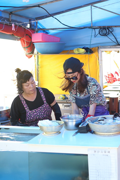 Jennifer Phạm làm phụ bếp ở Hàn Quốc ảnh 1