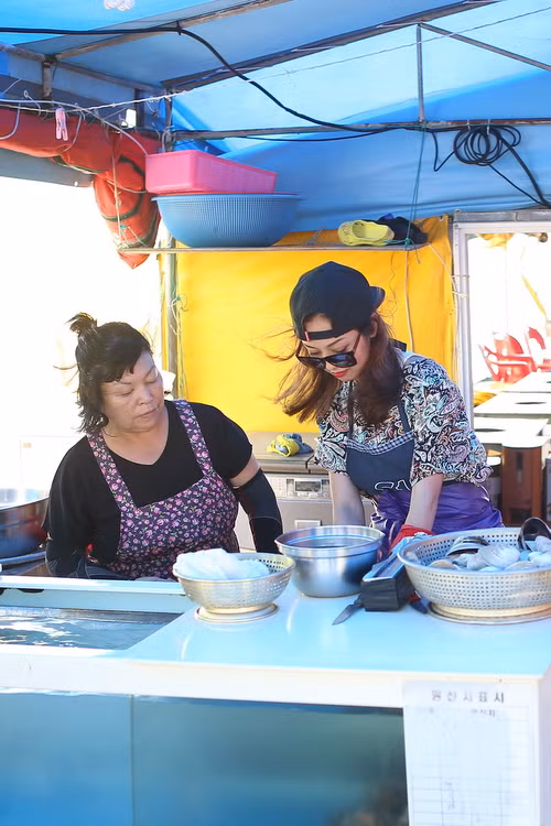 Jennifer Phạm làm phụ bếp ở Hàn Quốc ảnh 1