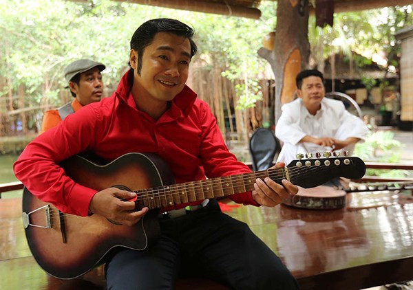 Lý Hùng đã từng đóng cặp với nhiều diễn viên, hoa hậu, mỹ nhân nổi tiếng. Tuy nhiên, ngoài cuộc đời, anh chỉ có một bóng hồng từng song hành, đó là diễn viên nổi tiếng Y Phụng. Hiện tại, ở tuổi ngoài 40, nam diễn viên vẫn độc thân và sống cùng cha mẹ tai Quận 11, TP.HCM: “Trong tình cảm, tôi là người rõ ràng. Khi cảm thấy chắc chắn, chín muồi rồi tôi mới nói ra được. Còn vợ tôi thì không cần đẹp. Tôi muốn cô ấy là người trung thực và đảm đang” - Lý Hùng cho biết.