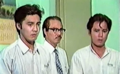  Vai thầy hiệu trưởng nghiêm khắc nhưng đầy lòng nhân ái do diễn viên Nguyễn Đình Thơ đóng. Sau Nước mắt học trò, nam tài tử còn góp mặt trong nhiều phim ăn khách khác như Chiến trường chia nửa vầng trăng, Ván bài lật ngửa, Hải đường trắng, Vị đắng tình yêu... Ở tuổi 70, ông vẫn đam mê và cống hiến hết mình cho điện ảnh. Phim gần đây nhất Nguyễn Đình Thơ tham gia là Mỹ nhân Sài Gòn, phát hành năm 2014.