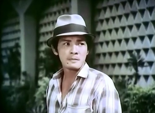 Nhân vật Tín, ác ôn, máu lạnh ở phim Nước mắt học trò là vai phản diện khó quên trong nghiệp diễn của nghệ sĩ Thương Tín. Tính đến nay, nam diễn viên đã tham gia 200 phim nhựa, truyền hình ăn khách như Biệt động Sài Gòn, Bài ca không quên, Trà hoa nữ, Bước qua quá khứ ... Tuy nhiên, hào quang đến quá nhanh khiến Thương Tín mắc phải nhiều sai lầm vào thời tuổi trẻ, nam tài tử từng bị bắt vì tội cờ bạc, những buổi chơi thâu đêm bên cách bóng hồng và trượt dài trong ma túy. Có thời gian, ông từ bỏ nghiệp diễn và sống những chuỗi ngày không phương hướng.