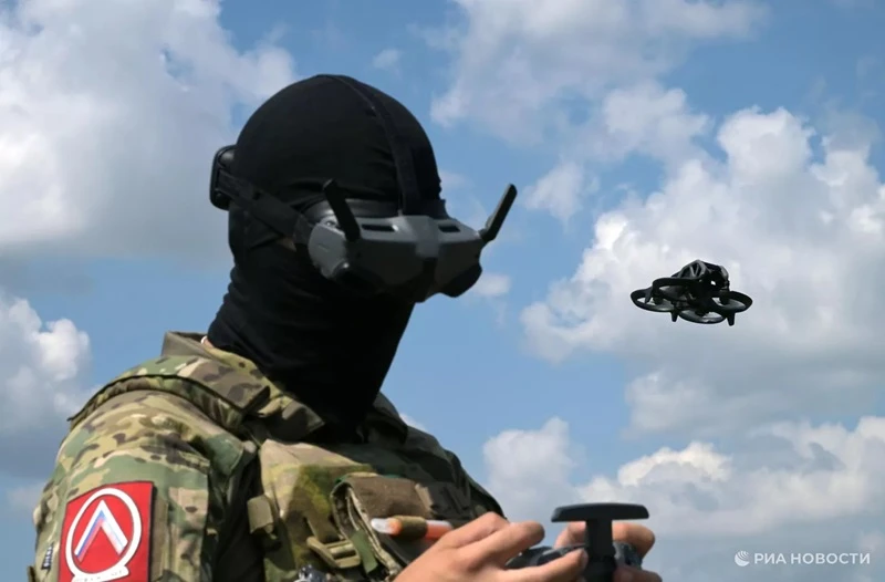 Một binh sĩ điều khiển UAV.