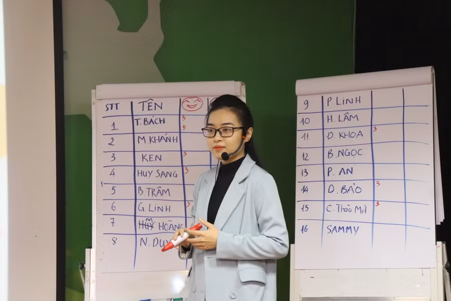 Cô giáo Nguyễn Thị Mỹ Linh, VietFuture, dạy trẻ qua các bài học tình huống.