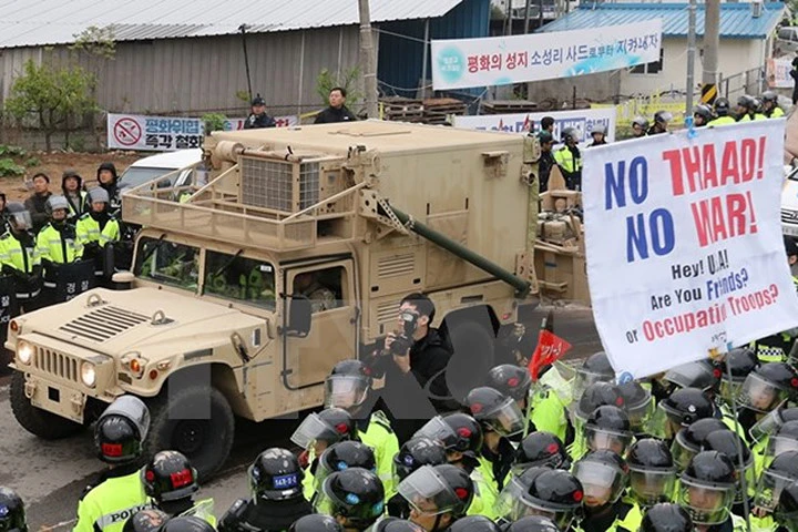 Xe chở hệ thống THAAD vào khu vực lắp đặt ở Seongju ngày 26/4. (Nguồn: AFP/TTXVN) 