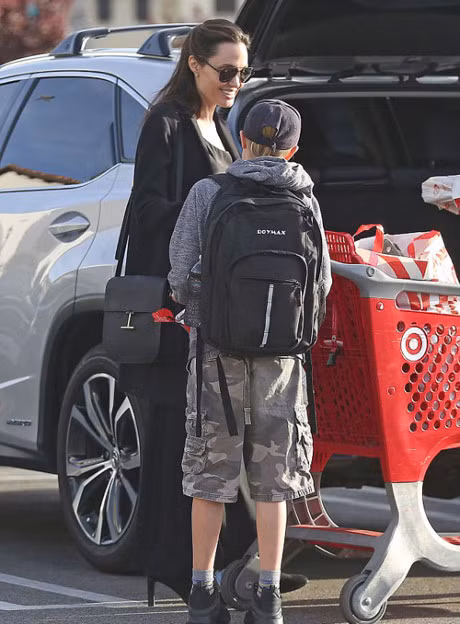 Con gai tomboy cua Angelina Jolie hao hung di mua do cung me - Anh 9