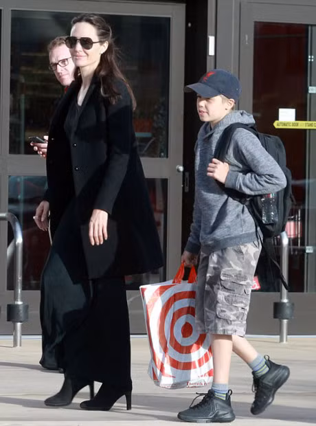 Con gai tomboy cua Angelina Jolie hao hung di mua do cung me - Anh 8