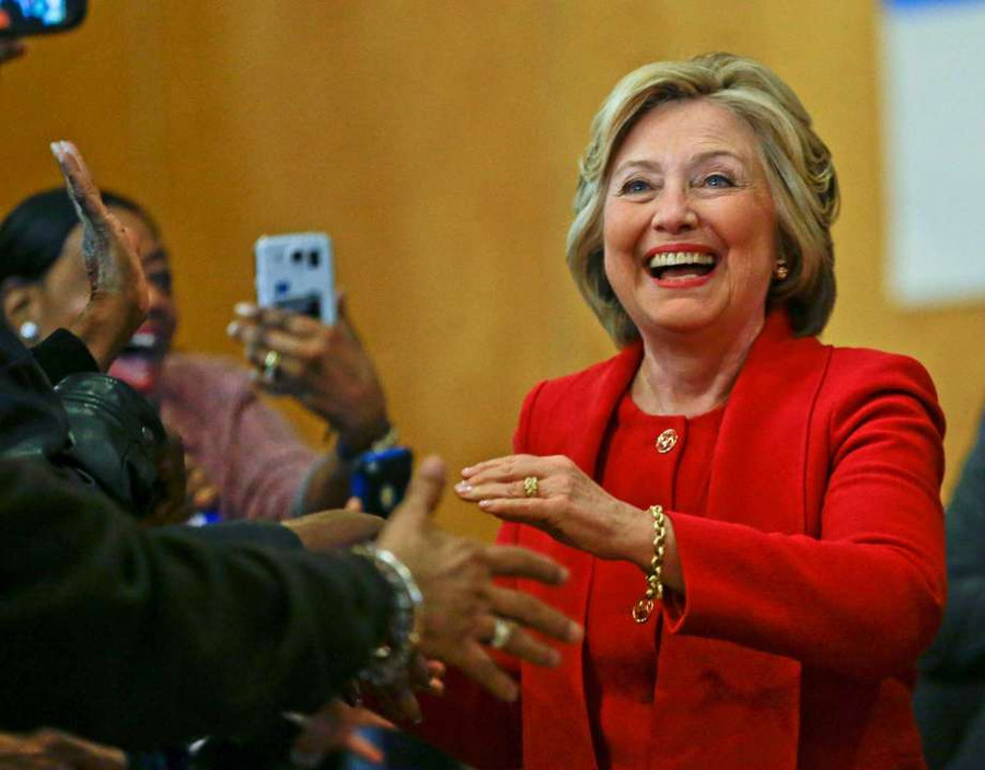 Bà Clinton và tỷ phú Trump trước cơ hội bứt tốc tại bang New York ảnh 1 Bà Hillary Clinton được cử tri tại New York chào đón hôm 13/4. (Ảnh: AP)