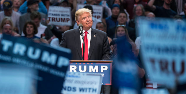 Bà Clinton và tỷ phú Trump trước cơ hội bứt tốc tại bang New York ảnh 3 Donald Trump vận động cử tri tại thành phố Buffalo, New York. (Ảnh: AP)