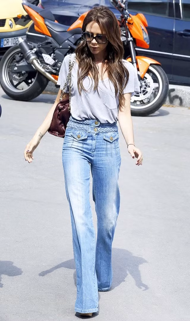 7. Lưu ý cách mix đồ: "Tôi diện áo thun Gap, quần jeans ống loe và cặp kính yêu thích. Đó là bộ đồ hoàn hảo giúp bạn thu hút ở mọi nơi"