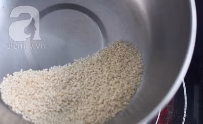 Mè rang trên lửa nhỏ hơi vàng, đợi nguỗi rồi đem giã nhuyễn, trộn với đường và tí muối.