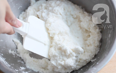 Trộn phần tinh bột + khoai đã vắt + bột năng + muối đường cho đều.