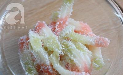 Thưởng thức cũng với muối mè đã chuẩn bi.