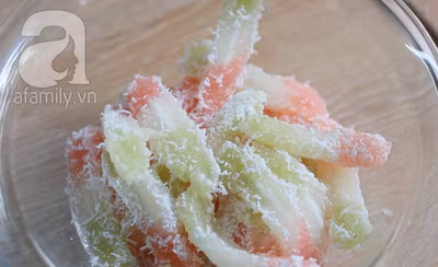 Thưởng thức cũng với muối mè đã chuẩn bi.