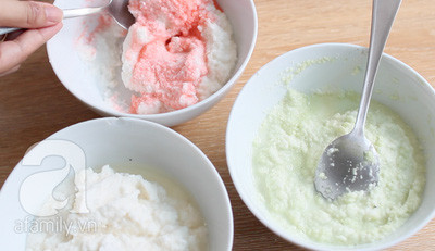 Chia hỗn hợp làm 3 phần: Pha 40-50ml nước lá dứa vào phần khoai để tạo màu xanh. Bạn cũng làm tương tự với 40-50ml nước cà rốt để được màu đỏ hồng mong muốn. Đừng cho quá nhiều sẽ làm hỗn hợp khoai bị lỏng, bánh sẽ bị nhão. 1 phần khoai bạn để nguyên không pha màu hay nếu thích thì cho 40-50ml nước cốt dừa cho có vị béo.