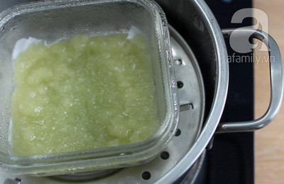 Đem từng hỗn hợp khoai cho vào khuôn có lót giấy chống dính hay lá chuối. Hấp mỗi khuôn từ 8-10 phút tùy theo độ dày khuôn. Nhưng quan sát thấy bột có màu trong là đã chín. Bạn lấy ra để nguội rồi hãy cắt nhé.