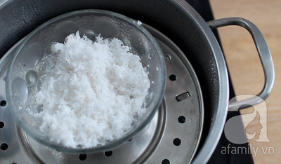 Dừa trắng bạn trộn với khoảng ¼ muỗng café muối sau đó đem hấp khoảng 10 phút. Muối sẽ giúp dừa thêm đậm đà và tránh bị hỏng.