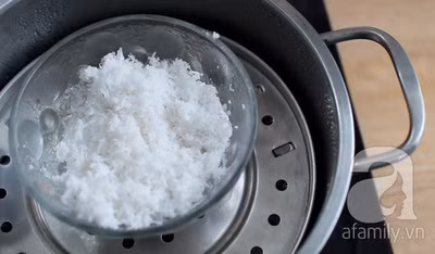 Dừa trắng bạn trộn với khoảng ¼ muỗng café muối sau đó đem hấp khoảng 10 phút. Muối sẽ giúp dừa thêm đậm đà và tránh bị hỏng.