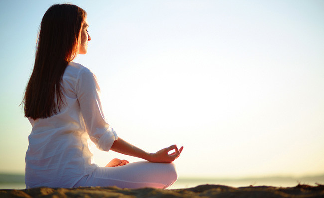 Thư giãn tinh thần sẽ giúp hạn chế tóc rụng.
