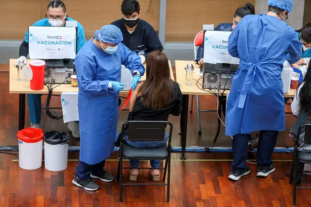 Tiêm vắc xin Covid-19 tại Ecuador.