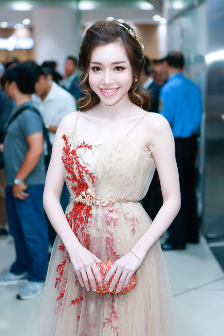 Midu, Elly Trần rạng rỡ trong buổi ra mắt phim mới - Ảnh 4 Midu, Elly Tran rang ro trong buoi ra mat phim moi - Anh 4