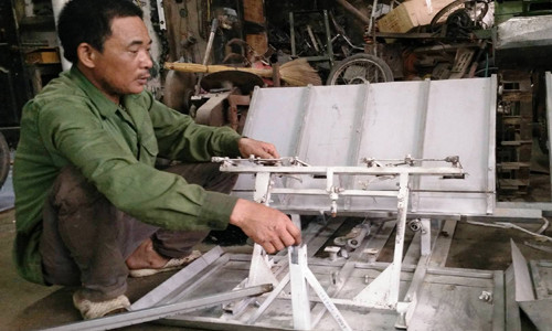 nong-dan-sang-che-may-cay-giup-vo-viec-dong-ang