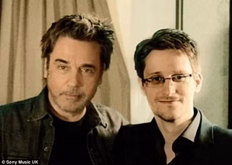 Edward Snowden (phải) sẽ cho ra mắt một sản phẩm âm nhạc điện tử đầu tiên cùng với sự hỗ trợ hợp tác của nhà sản xuất âm nhạc người Pháp Jean-Michel Jarre (trái).