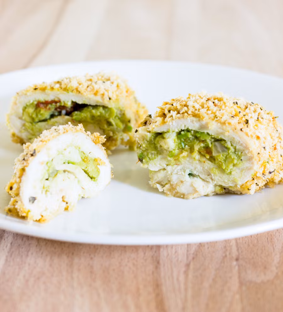 Lườn gà nhồi bơ: Bữa tối sẽ trở nên mới lạ, ngon miêng, và rất tốt cho sức khỏe. Mặc dù hơn tốn chút thời gian, những dễ làm và đặc biệt là rất đáng để thưởng thức. Ảnh: The Wholesome Dish.