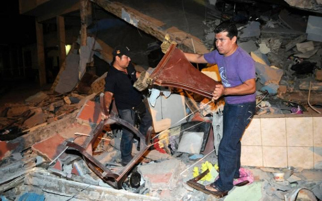 Động đất tại Ecuador: Gần 250 người chết, nhiều người vẫn mắc kẹt ảnh 10 Trong khi đó, Phó tổng thống Jorge Glas, đã có chuyến thị sát thành phố Manta, một trong những thành phố bị ảnh hưởng nghiêm trọng nhất do động đất.