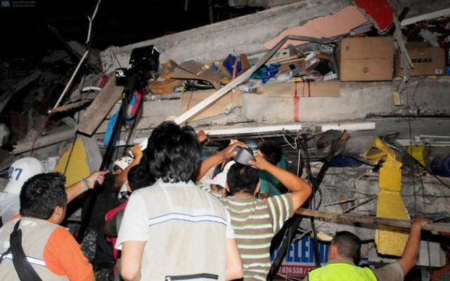 Động đất tại Ecuador: Gần 250 người chết, nhiều người vẫn mắc kẹt ảnh 13 Tại một số khu vực, mọi người dùng tay không để tìm kiếm những người sống sót.