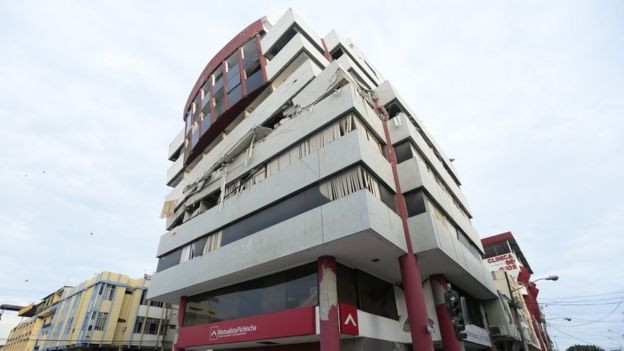 Động đất tại Ecuador: Gần 250 người chết, nhiều người vẫn mắc kẹt ảnh 16 Một tòa nhà cao tầng xiêu vẹo sau cơn địa chấn.