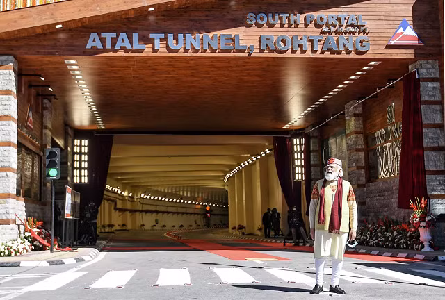 Thủ tướng Ấn Độ Narendra Modi đứng trước Đường hầm Atal. 