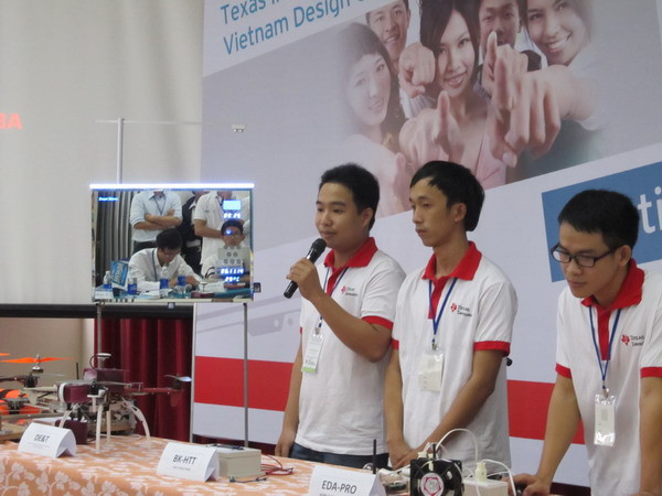 Nhóm PIV-VK (trường ĐH Bách khoa - ĐH Đà Nẵng) đang thuyết trình đề tài “Hệ thống gương thông minh kiêm thiết bị theo dõi sức khỏe chiều cao, cân nặng”