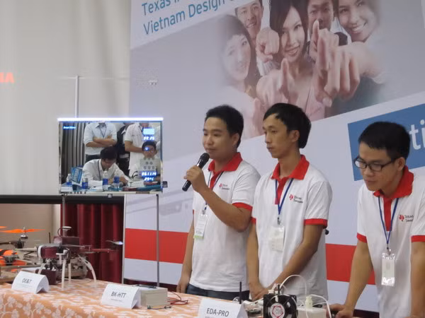 Nhóm PIV-VK (trường ĐH Bách khoa - ĐH Đà Nẵng) đang thuyết trình đề tài “Hệ thống gương thông minh kiêm thiết bị theo dõi sức khỏe chiều cao, cân nặng”
