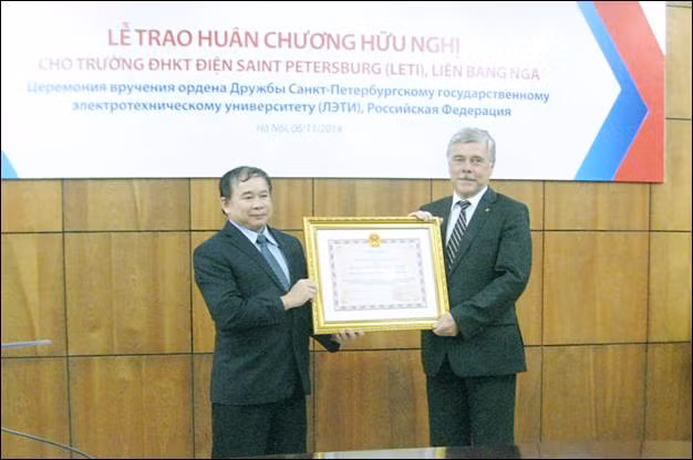 Trao Huân chương Hữu nghị cho Trường ĐH LETI 