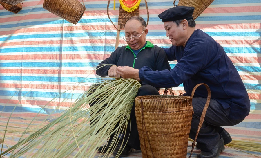 Hiện nay, đồng bào Mông ở xã Mường Phăng (TP. Điện Biên Phủ) vẫn lưu giữ nhiều nghề truyền thống, như: Dệt lanh, đan lát, rèn, làm hương...