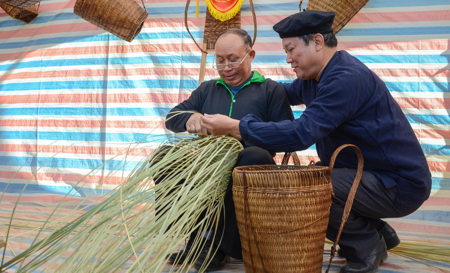 Hiện nay, đồng bào Mông ở xã Mường Phăng (TP. Điện Biên Phủ) vẫn lưu giữ nhiều nghề truyền thống, như: Dệt lanh, đan lát, rèn, làm hương...