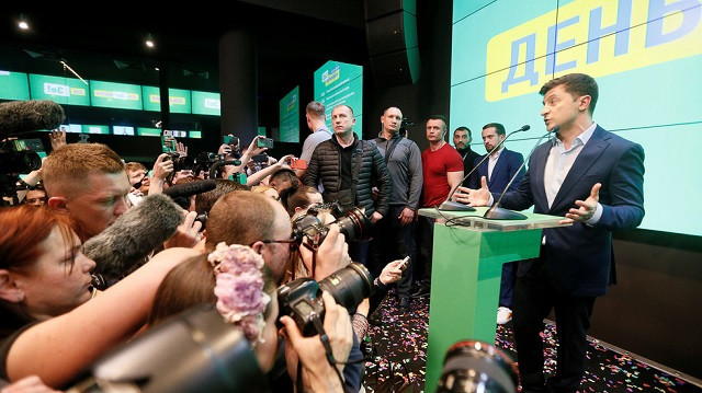 Ông Zelensky trả lời câu hỏi của báo chí sau khi tuyên bố thắng cử.