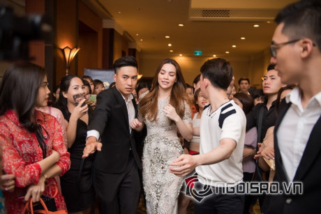 Hồ Ngọc Hà xinh như nữ thần chật vật giữa vòng vây của fans - Ảnh 3 Ho Ngoc Ha xinh nhu nu than chat vat giua vong vay cua fans - Anh 3