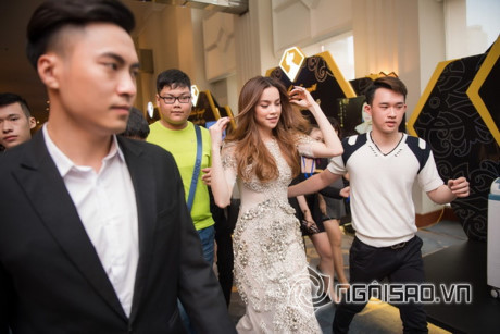 Hồ Ngọc Hà xinh như nữ thần chật vật giữa vòng vây của fans - Ảnh 4 Ho Ngoc Ha xinh nhu nu than chat vat giua vong vay cua fans - Anh 4