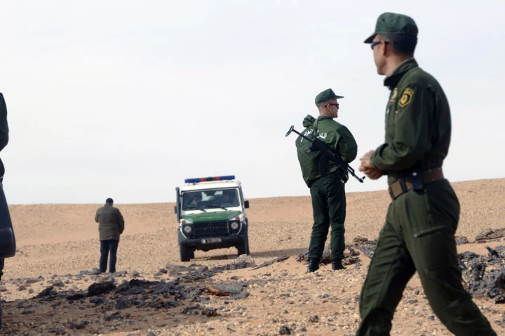 Lực lượng an ninh Algeria tuần tra tại làng In-Salah, phía Nam Algeria. (Nguồn: AFP/TTXVN)