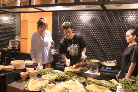 Hari Won thi do banh xeo cung rapper Han Quoc Basick - Anh 4