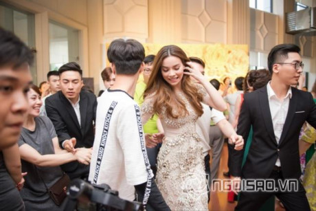 Hồ Ngọc Hà xinh như nữ thần chật vật giữa vòng vây của fans - Ảnh 5 Ho Ngoc Ha xinh nhu nu than chat vat giua vong vay cua fans - Anh 5