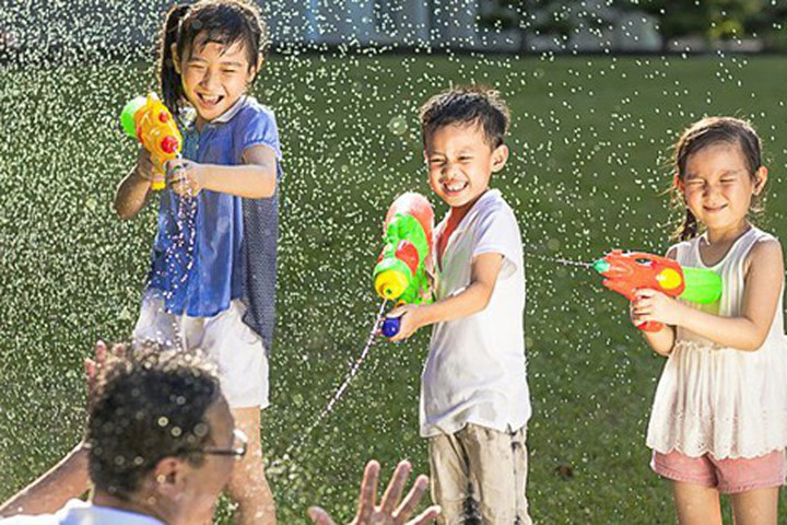 Súng nước là món đồ chơi yêu thích của trẻ trong những ngày hè (Ảnh minh họa). 